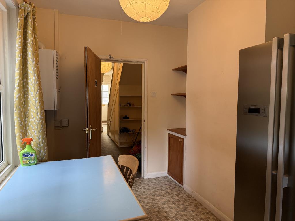 Lot: 144 - FREEHOLD HOUSE FOR INVESTMENT OR OCCUPATION - Dining room